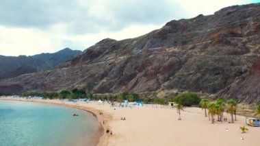 Teresitas sahilinin havadan görünüşü, altın kum plajı ve Atlantik Okyanusu. İspanya 'nın ünlü tatil beldesi Tenerife, Kanarya Adaları' na seyahat