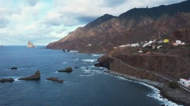 Anaga 'nın dramatik Atlantik Okyanusu kıyı şeridi, sarp kayalıklar ve küçük köyler, Kanarya Adaları, İspanya