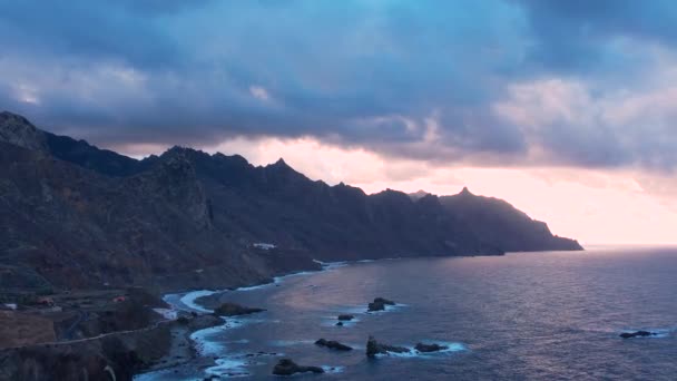 Воздушный Закат Вид Впечатляющее Побережье Атлантического Океана Анаги Крутые Скалы — стоковое видео