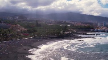 Puerto de la Cruz tatil beldeleri ve deniz dalgaları, Tenerife, Kanarya adaları, İspanya.