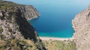 Kelebek Vadisi deniz kıyısı insansız hava aracı manzarası, Oludeniz, Dalaman, Türkiye