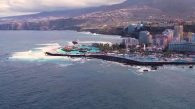 Puerto de la Cruz tatil beldeleri ve deniz dalgaları, Tenerife, Kanarya adaları, İspanya.