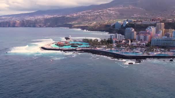 Aerial Panorama Puerto Cruz Resorts Pools Surrounded Sea Waves Tenerife — 비디오