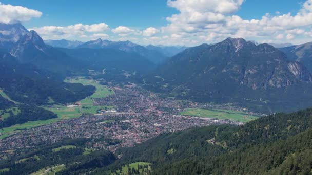 アルプス山脈のガルミッシュ パルテンキルヒェン バイエルン村の空中 夏時間 長いショット — ストック動画