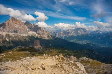 Cortina d Ampesso ve Cinque Torri, dolomit Alpler, İtalya için yaz dağ manzaralı
