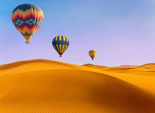 Wüste Und Heißluftballonlandschaft Bei Sonnenaufgang Reise Inspiration Erfolg Traum Flugkonzept Stockbild
