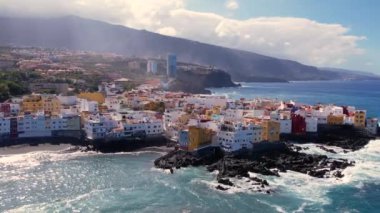 Puerto de la Cruz tatil beldeleri ve deniz dalgaları, Tenerife, Kanarya adaları, İspanya.