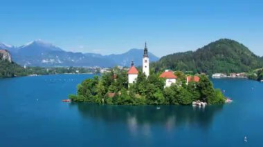 Slovenya, Bled Gölü 'nde Meryem' in Hacı Kilisesi. Yazın mavi göl ve arka planda dağlar. Yörünge atışı.