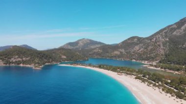 Oludeniz plajı ve lagünün üzerinde uçan hava aracı. Kristal mavi suyu olan güzel körfez Türkiye.