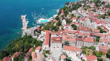 Herceg Novi 'nin merkezi ve denizi Boka Kotor Körfezi' ndeki bir sahil şehri. Karadağ 'ın tatil beldeleri