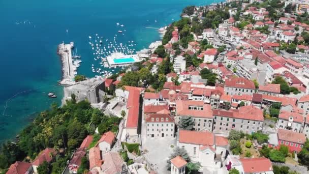Herceg Noviセンターと海 Boka Kotor Bayの沿岸都市の空中 モンテネグロの旅行先 — ストック動画