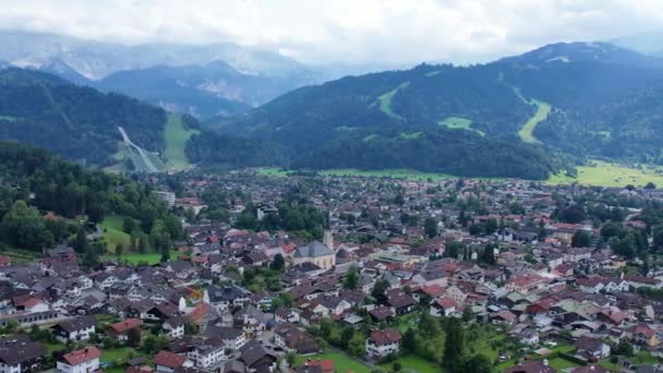 Aerial Garmisch Partenkirchen Bavarian Village Alps Mountains Summer Time Long — стокове відео