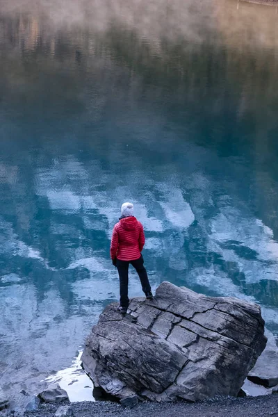 湖の山の反射を探しているスポーティガール スイスアルプスのOeschinensee湖 健康的なライフスタイルのコンセプト — ストック写真