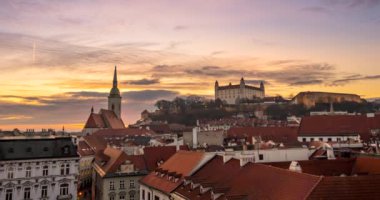 Bratislava şehrinin zaman atlaması. Şehir merkezinde gün batımı ve Bratislava Hrad.