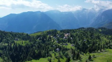 Slovenya 'daki Velika Planina alp köyünün havadan görünüşü. Dağlarda tarihi evleri olan Alpler 'in doğa manzarası