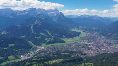 Alp Dağları 'ndaki Garmisch Partenkirchen Bavyera Köyü Havalimanı. Yaz zamanı, uzak ihtimal.