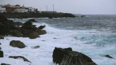 Gorachico kasabası yakınlarındaki okyanus dalgaları ve volkanik manzara, Tenerife Tenerife. Kanarya Adaları. İspanya