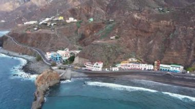 Anaga 'nın dramatik Atlantik Okyanusu kıyı şeridi, sarp kayalıklar ve küçük köyler, Tenerife, Kanarya Adaları, İspanya