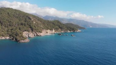 Hava aracı Oludeniz Sevgi Yolu yakınlarındaki sahili ve körfezleri gösteriyor. Güneşli bir gün, dinlenme meditasyonu