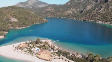 Oludeniz tatil köyü sahilinin üstündeki hava aracı Türkiye Akdeniz 'e Fethiye' ye mal oldu