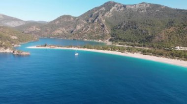 Oludeniz plajı ve lagünün üzerinde uçan hava aracı. Kristal mavi suyu olan güzel körfez Türkiye.