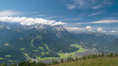 Alps dağlarındaki Garmisch Partenkirchen Bavyera köyünün zamanı. Yaz zamanı, uzak ihtimal.