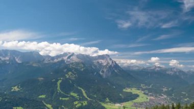 Alps dağlarındaki Garmisch Partenkirchen Bavyera köyünün zaman aşımı. Yaz zamanı, uzak ihtimal.