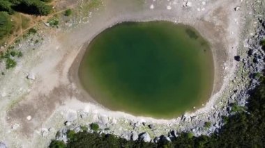 Hava aracı Jablan Jezero ve dağları, Durmitor, Karadağ 'ı görüyor. Turist eğlencesi