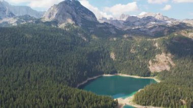 Karadağ 'ın Durmitor Ulusal Parkı' ndaki Kara Göl 'ün havadan görünüşü. Zabljak 'taki Crno Jezero Gölü Monenegro' nun cazibesidir. Güneşli yaz günü.