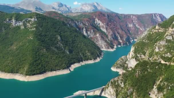 Vliegtuig Drone Vliegen Canyon Van Piva Rivier Pluzine Stad Montenegro — Stockvideo