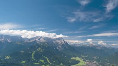 Alps dağlarındaki Garmisch Partenkirchen Bavyera köyünün zamanı. Yaz zamanı, uzak ihtimal.