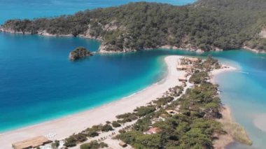 Oludeniz tatil köyü sahilinin üstündeki hava aracı Türkiye Akdeniz 'e Fethiye' ye mal oldu