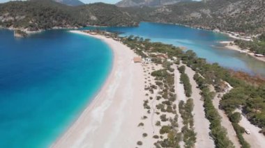Oludeniz plajı ve lagünün üzerinde uçan hava aracı. Kristal mavi suyu olan güzel körfez Türkiye.