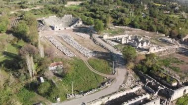 Tlos 'un eski harap olmuş Lycian Tepesi Kalesi ve Kasabası' na insansız hava aracı görüntüsü.