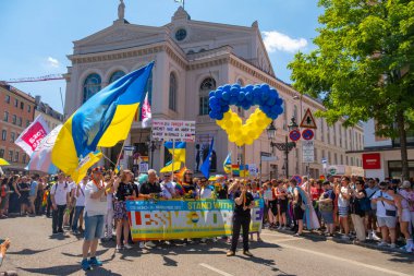 Münih, Almanya - 16 Temmuz 2022: Eski Münih 'teki yıllık Christopher sokak günü CSD geçit törenine katılanlar