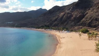 Teresitas sahilinin havadan görünüşü, altın kum plajı ve Atlantik Okyanusu. İspanya 'nın ünlü tatil beldesi Tenerife, Kanarya Adaları' na seyahat