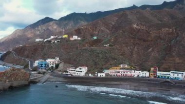 Anaga 'nın dramatik Atlantik Okyanusu kıyı şeridi, sarp kayalıklar ve küçük köyler, Tenerife, Kanarya Adaları, İspanya