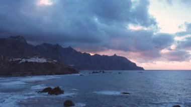 Anaga 'nın dramatik Atlantik Okyanusu kıyı şeridi, sarp kayalıklar ve küçük köyler, Kanarya Adaları, İspanya