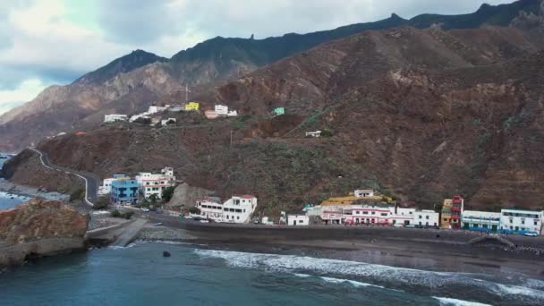 西班牙加那利群岛特内里费岛Anaga 陡峭的悬崖和小村庄壮观的大西洋海岸线的空中日落景观 — 图库视频影像
