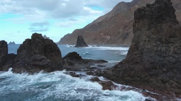 Anaga Nın Dramatik Atlantik Okyanusu Kıyıları Sarp Kayalıklar Dalgalar Yavaş — Stok video