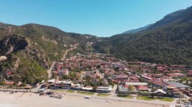 Oludeniz tatil köyü sahilinin üstündeki hava aracı Türkiye Akdeniz 'e Fethiye' ye mal oldu