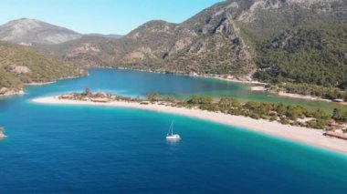 Oludeniz plajı ve lagünün üzerinde uçan hava aracı. Kristal mavi suyu olan güzel körfez Türkiye.