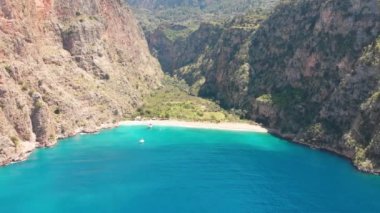 Kelebek Vadisi ve denize insansız hava aracı görüntüsü. Kelebekler Vadisi, Oludeniz tatil beldesi Dalaman ve Fethiye Türkiye 'nin simgesidir.