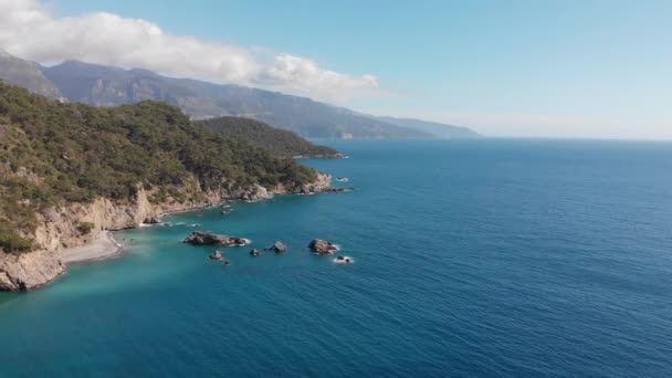 オルデニズ リキヤ ヨール近くの海岸と湾への空中ドローンの眺め 晴れた日は瞑想をリラックス — ストック動画