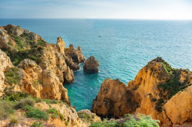 Doğal mağaralar ve plaj, Algarve Portekiz. Algarve bölgesindeki Portekiz kıyılarında yedi sarkık vadi ve turkuaz deniz suyunun kayalık kemerleri.