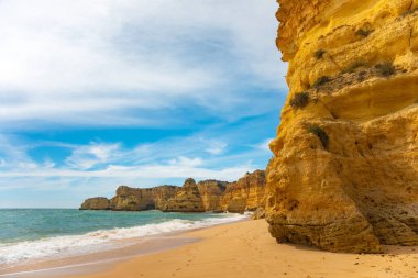 Doğal mağaralar ve plaj, Algarve Portekiz. Algarve bölgesindeki Portekiz kıyılarında yedi sarkık vadi ve turkuaz deniz suyunun kayalık kemerleri.