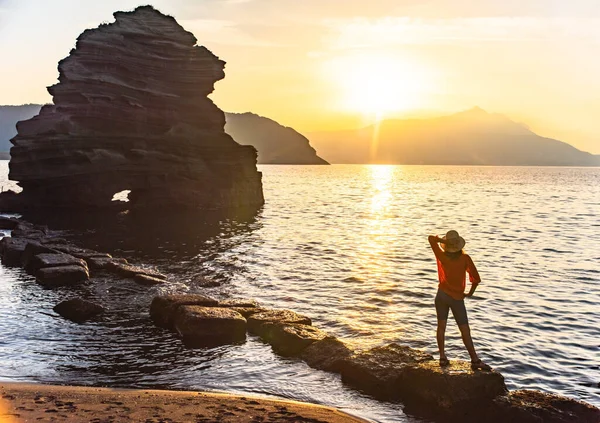 アマルフィ海岸の海の夕日の上の若い女の子のバックビュー リラックス 休暇のコンセプト — ストック写真
