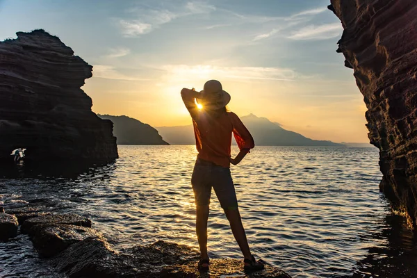 Genç Bir Kızın Amalfi Sahilindeki Deniz Günbatımının Arka Görüntüsü Seyahat — Stok fotoğraf