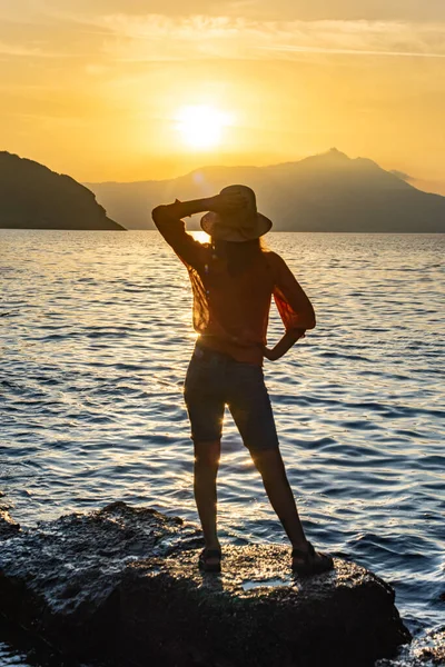 Genç Bir Kızın Amalfi Sahilindeki Deniz Günbatımının Arka Görüntüsü Seyahat — Stok fotoğraf