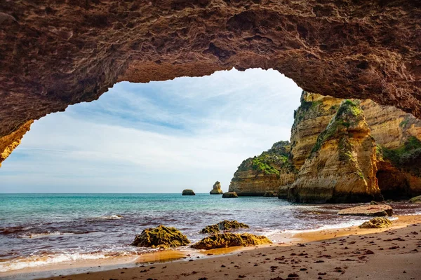 Doğal mağaralar ve plaj, Algarve Portekiz. Algarve bölgesindeki Portekiz kıyılarında yedi sarkık vadi ve turkuaz deniz suyunun kayalık kemerleri.